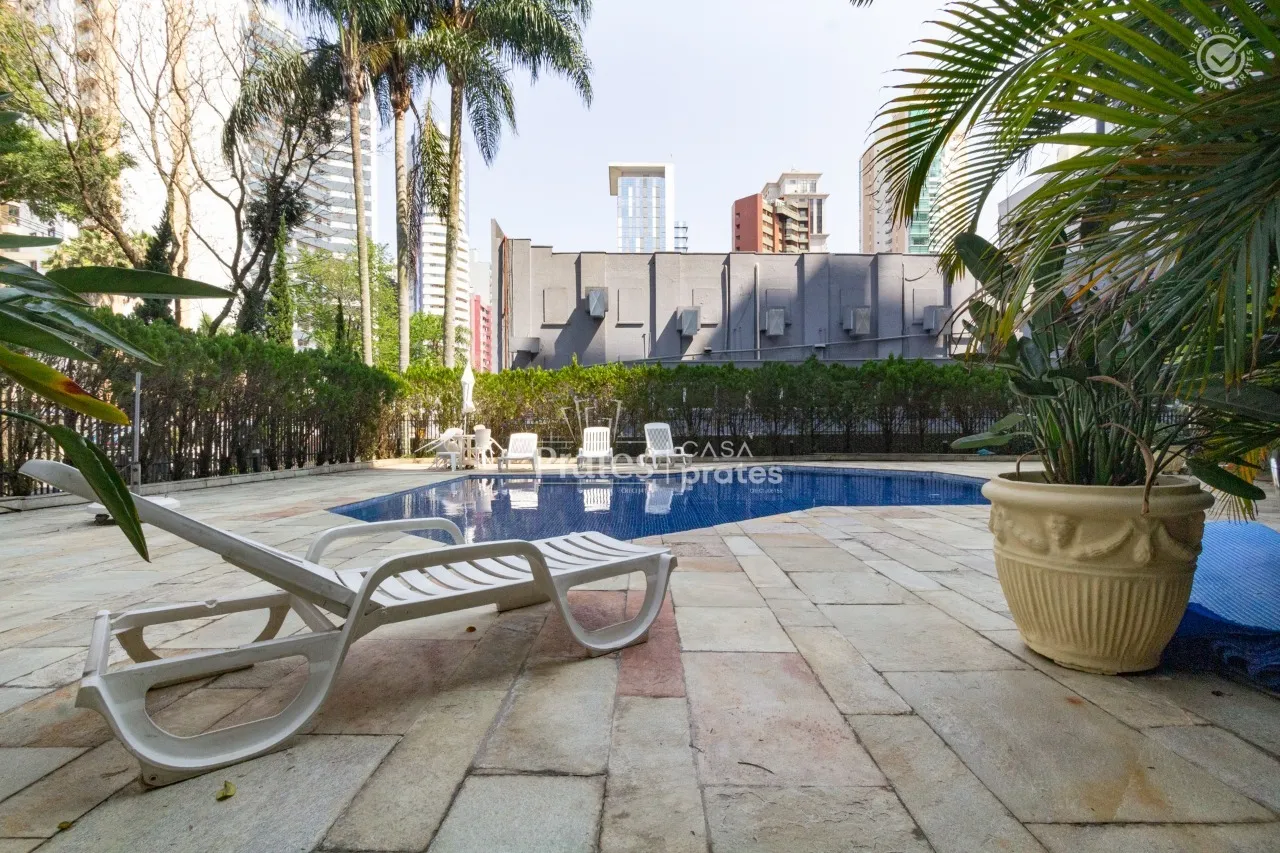 3-bedroom apartment with a glassed-in balcony — photo 18