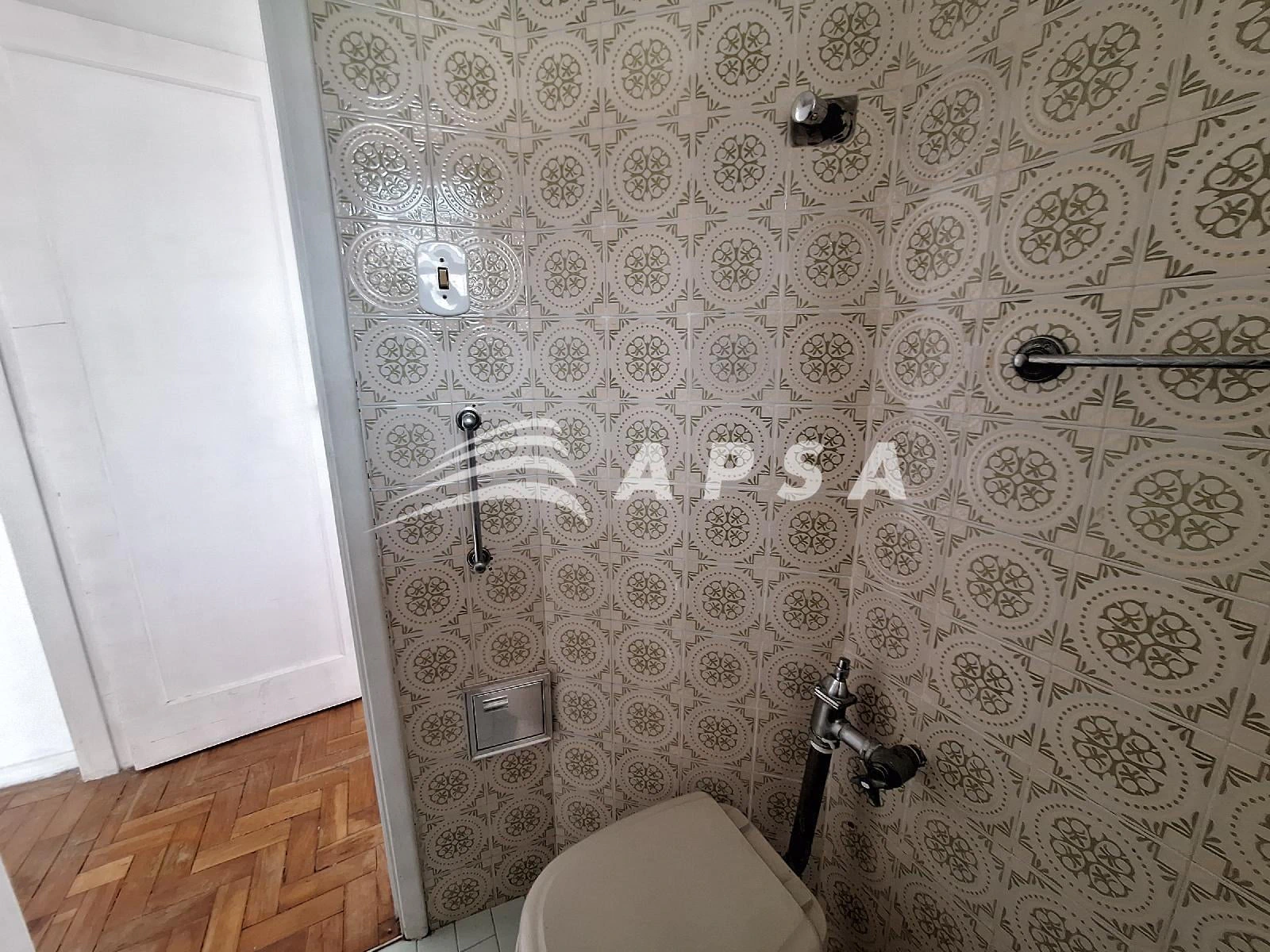 Wood or laminate floors in a one-bedroom apartment, 47 m² — photo 20