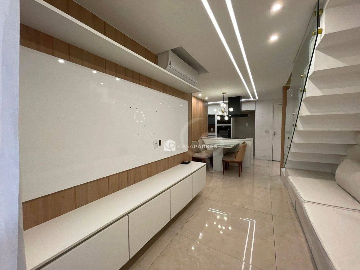 Balcony with a grill in a 3-bedroom apartment, 120 m² — photo 13