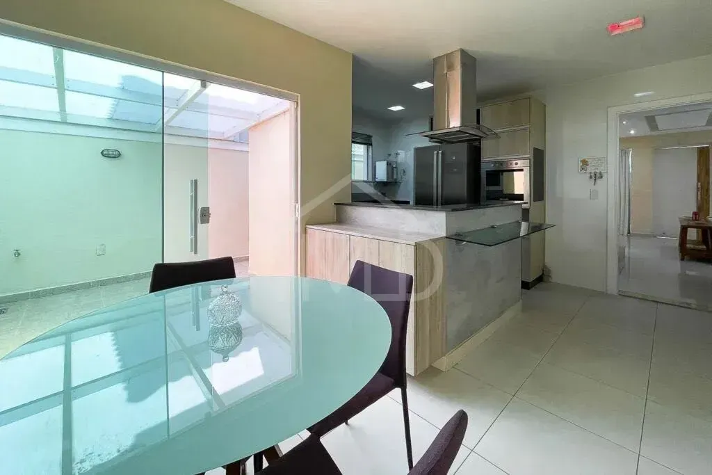 House with 4 bedrooms and an open-plan gas kitchen — photo 2