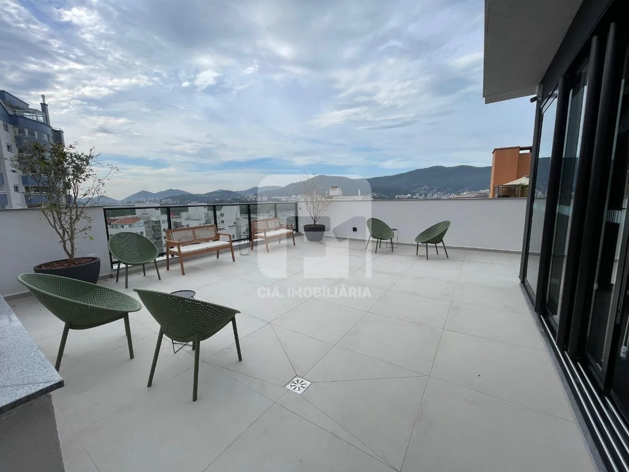 Furnished 45 m² studio with 1 bedroom and open kitchen — photo 13