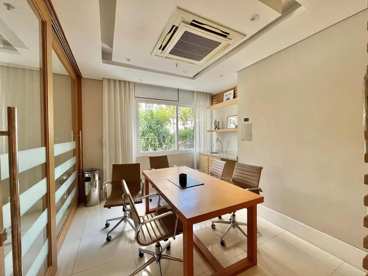 Balcony with a grill in a 2-bedroom apartment, 90 m² — photo 17