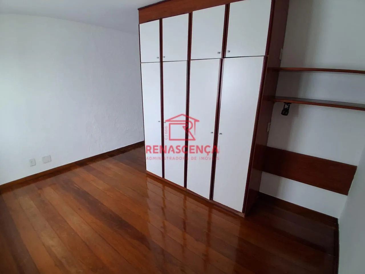 Apartamento sem mobília com 3 quartos, piso de madeira — photo 19