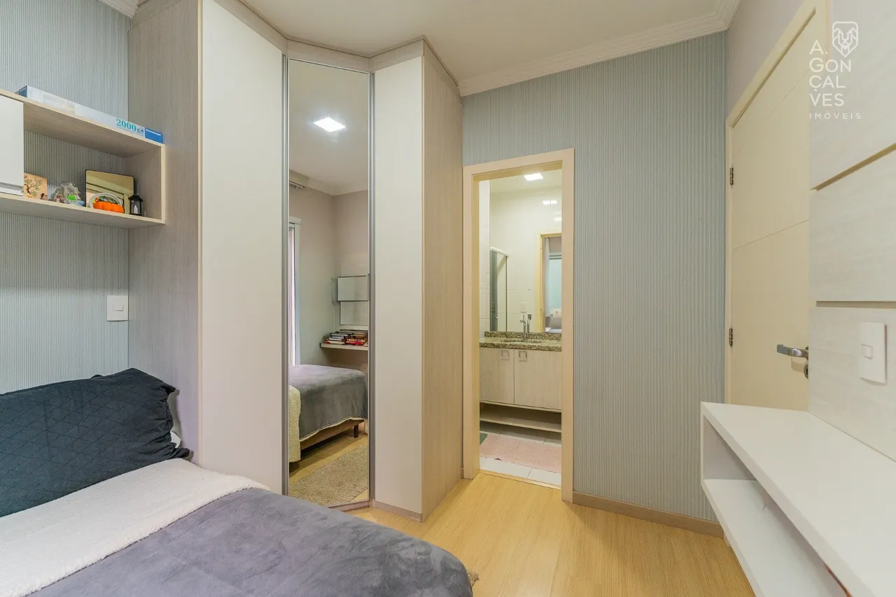 House with 3 bedrooms and a closed kitchen with gas stove — photo 20
