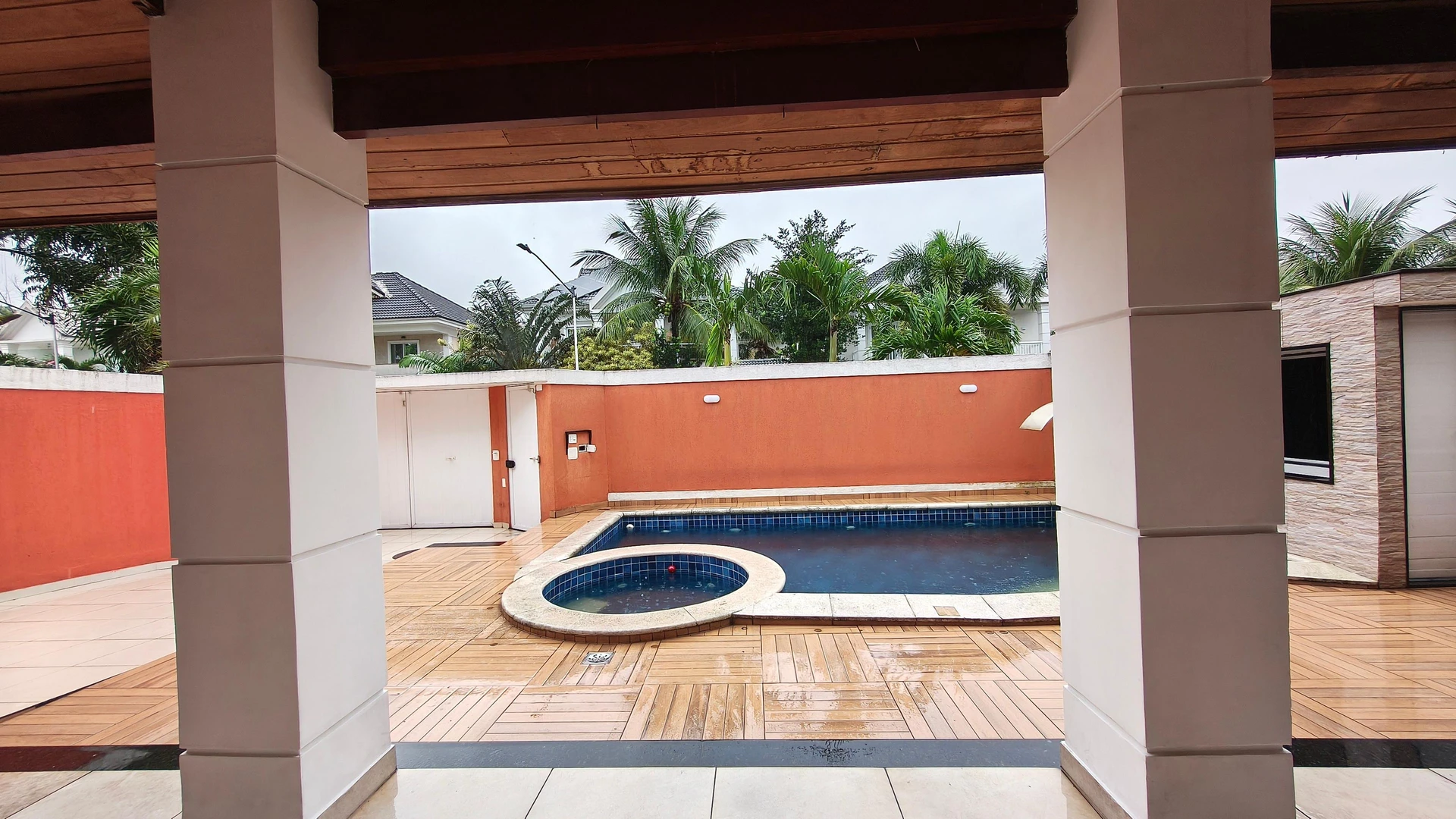 House, 241 m², with floor-to-ceiling windows — photo 15
