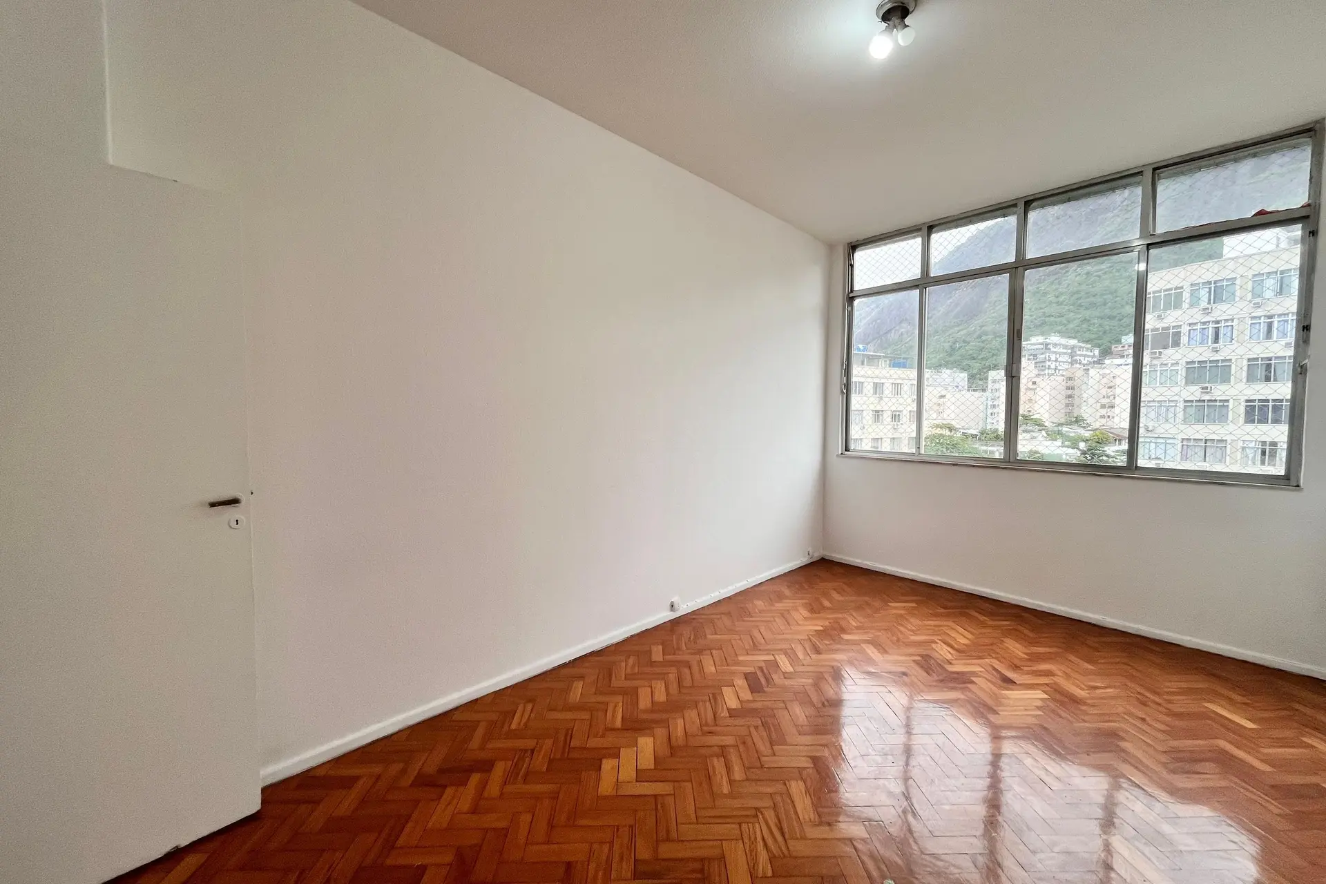One-bedroom apartment with a mountain view — photo 15
