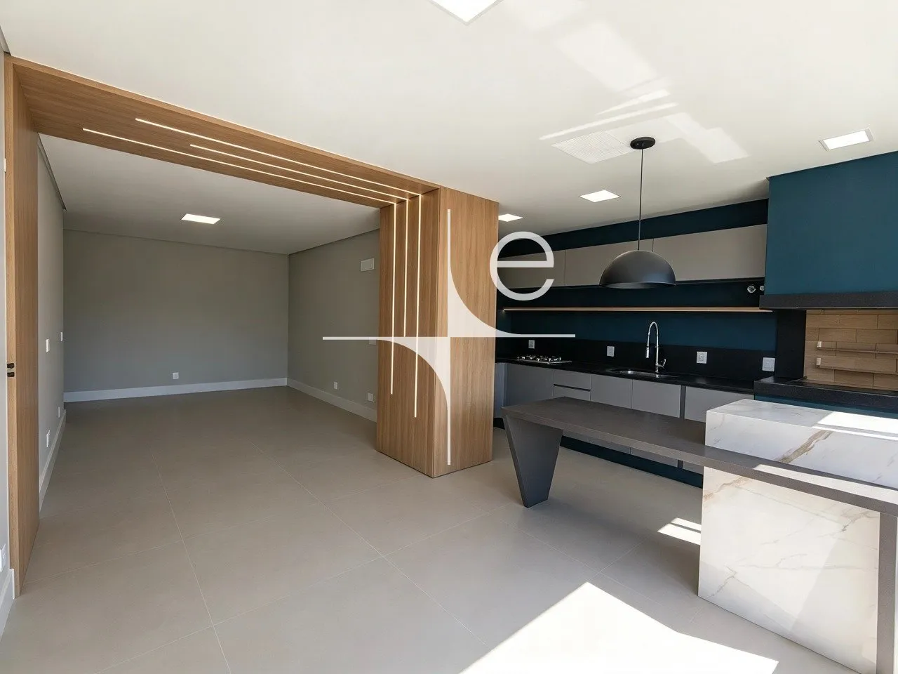 Glass-enclosed balcony in a 3-bedroom apartment, 150 m²