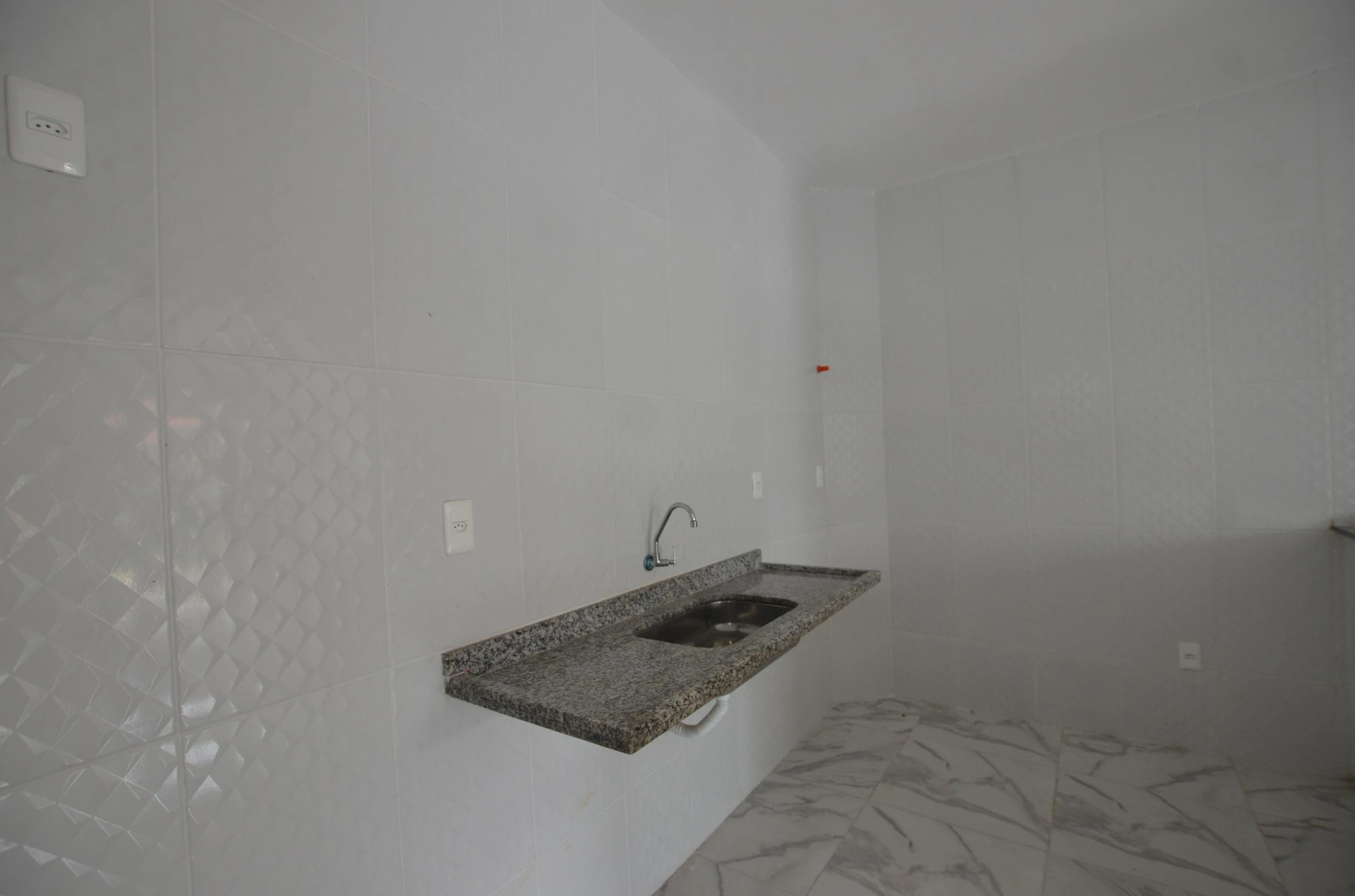 2-bedroom house with a bathtub — photo 2
