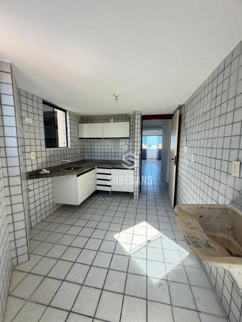 Apartamento de 3 quartos com varanda e cozinha separada