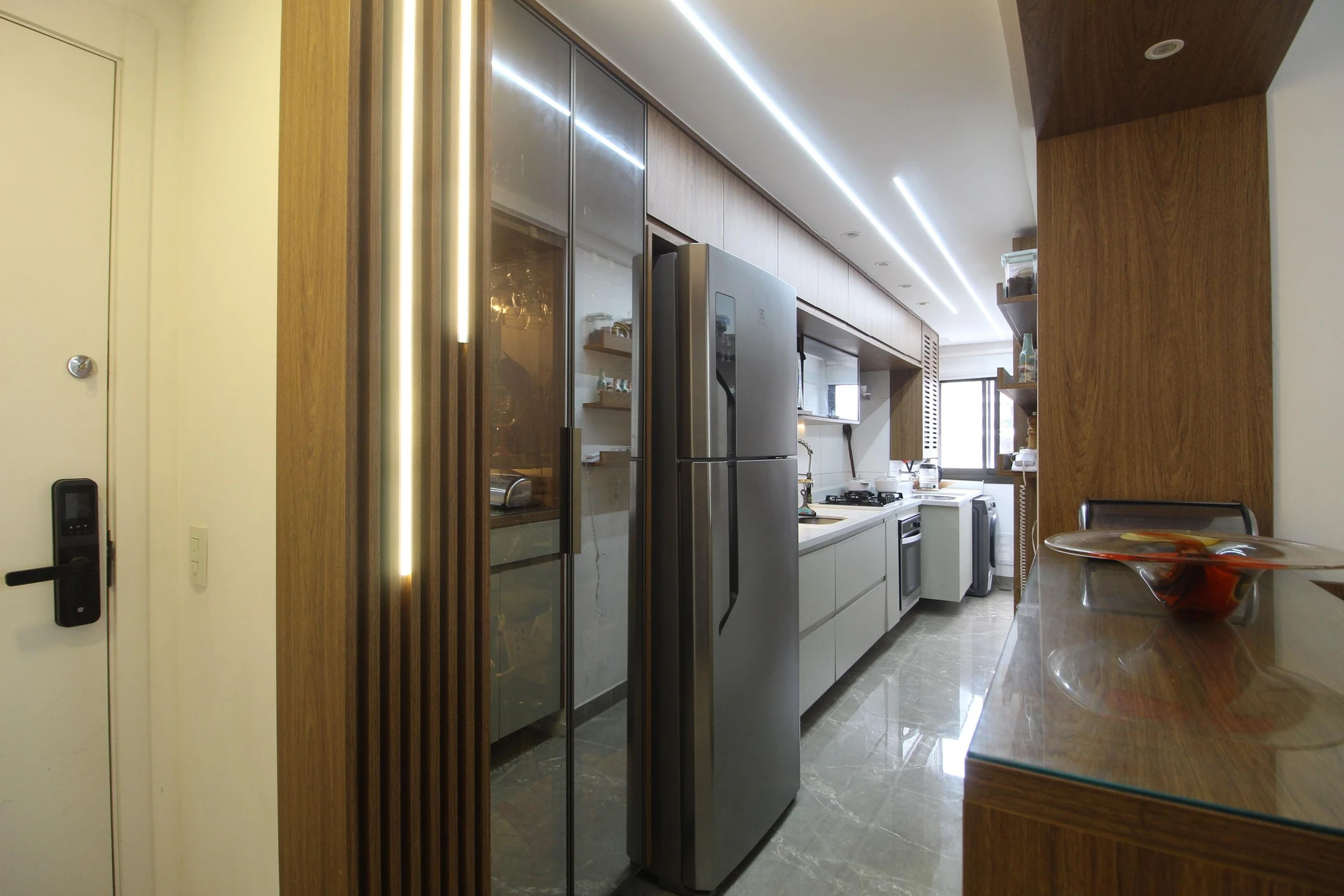 2-bedroom apartment with a glass-enclosed balcony — photo 10