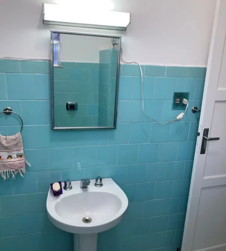 Bathtub in a 2-bedroom apartment, 80 m² — photo 15