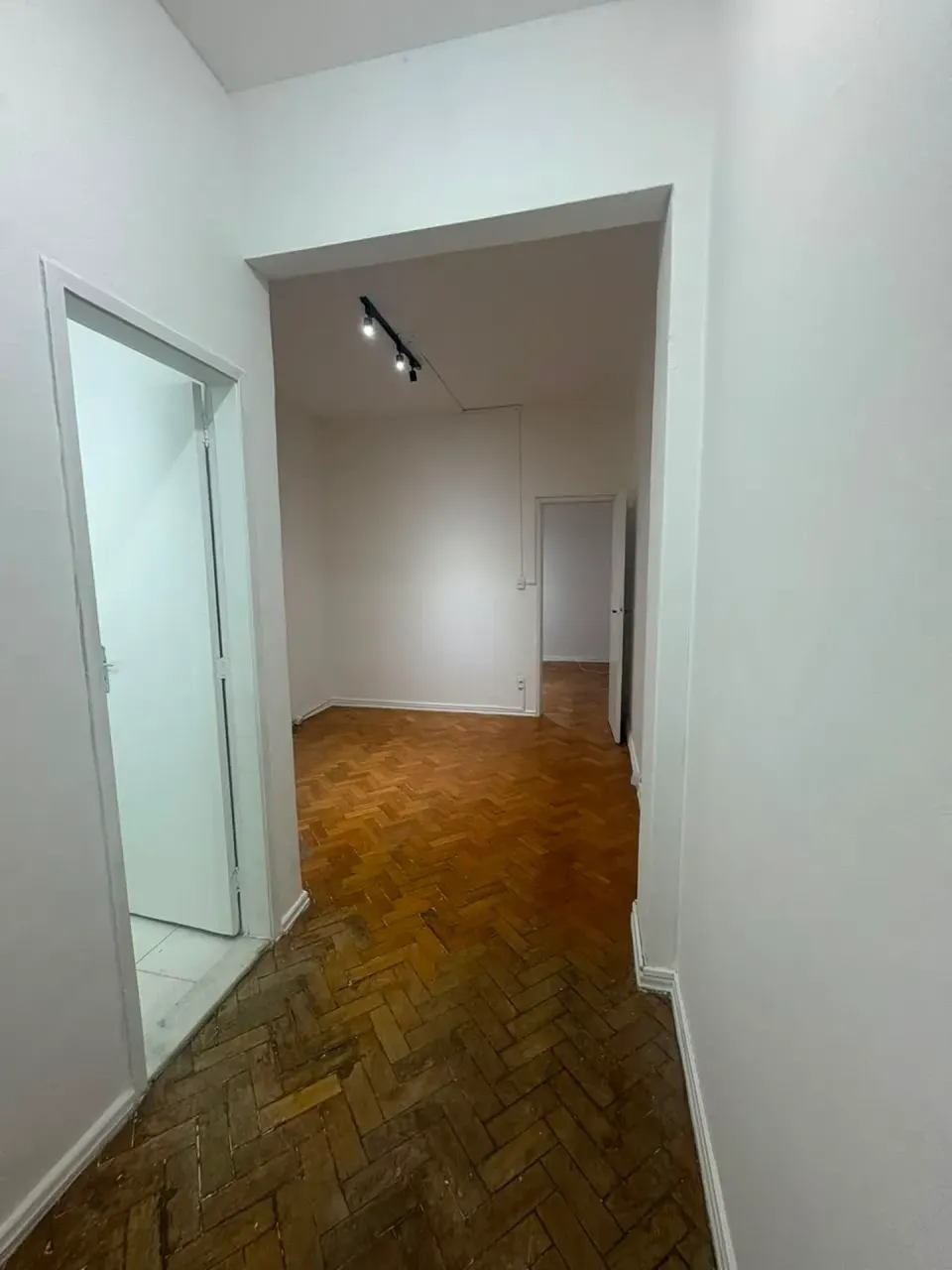 38 m² apartment with 1 bedroom and glass shower — photo 9