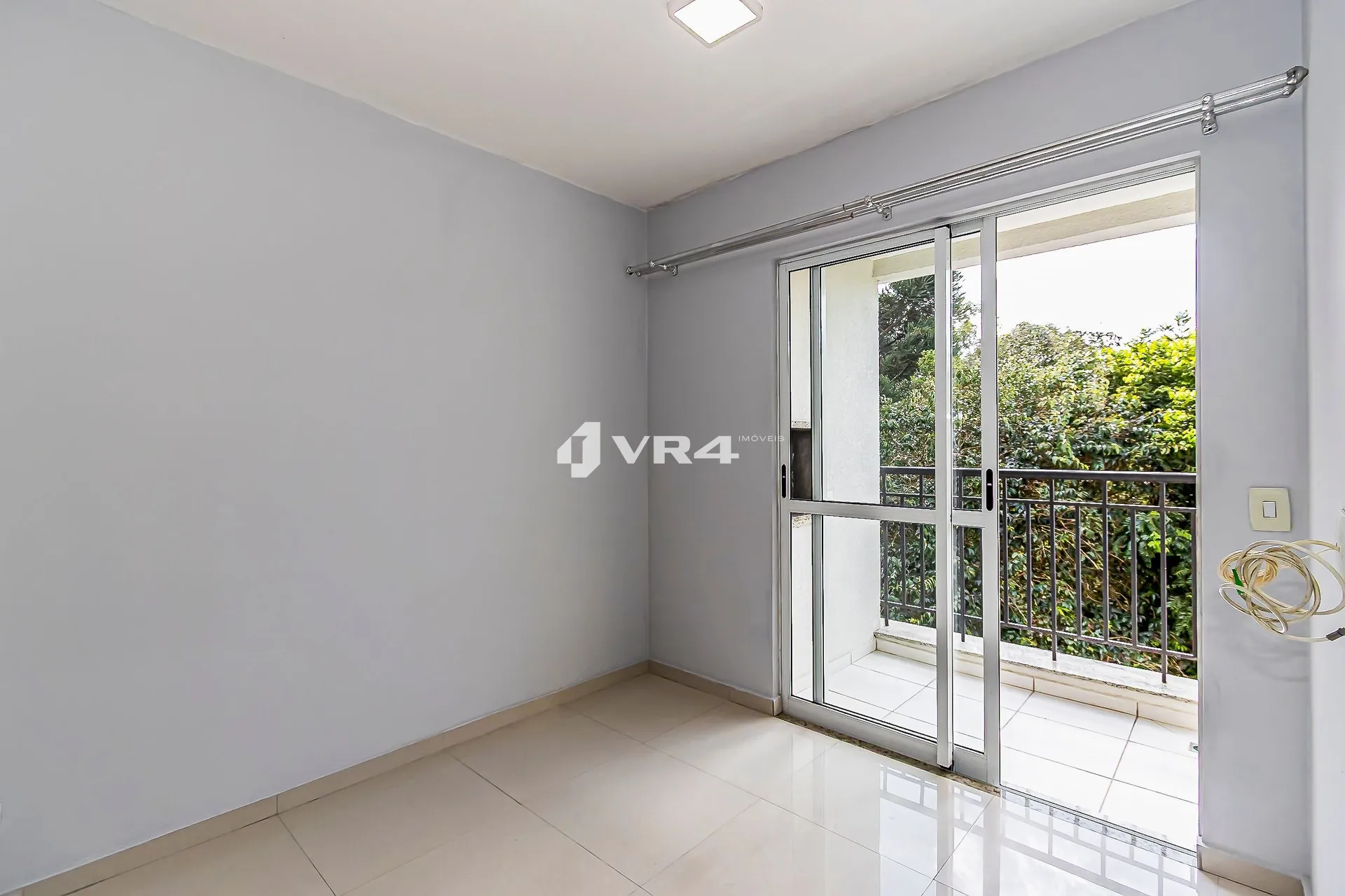 Balcony with a grill in a 2-bedroom apartment, 70 m² — photo 27