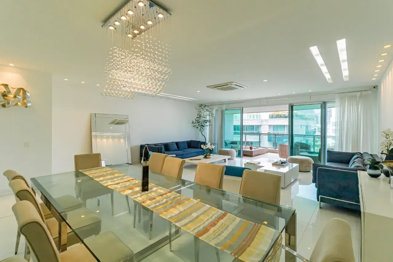Apartment with 4 bedrooms, 5 bathrooms and balcony — photo 12