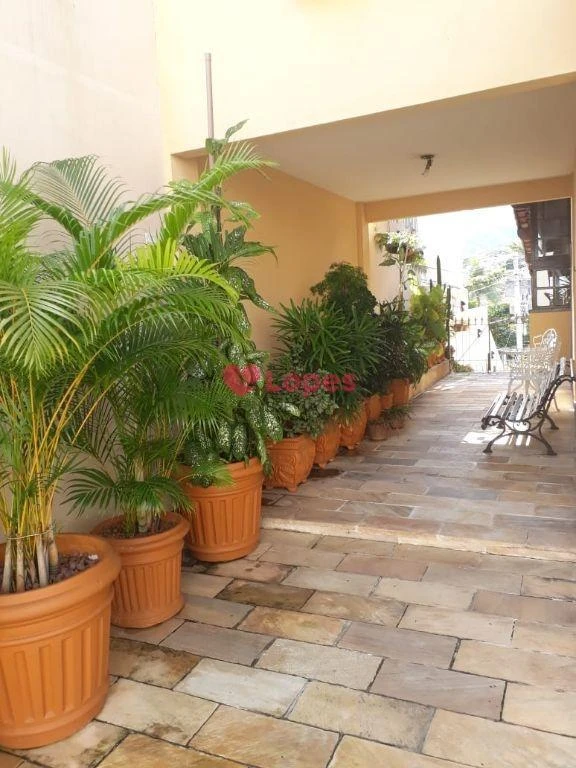 Mountain view in a 4-bedroom house, 431 m² — photo 19