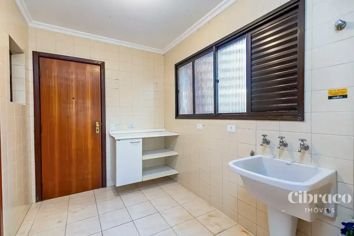 250 m² apartment with 3 bedrooms and a balcony — photo 17