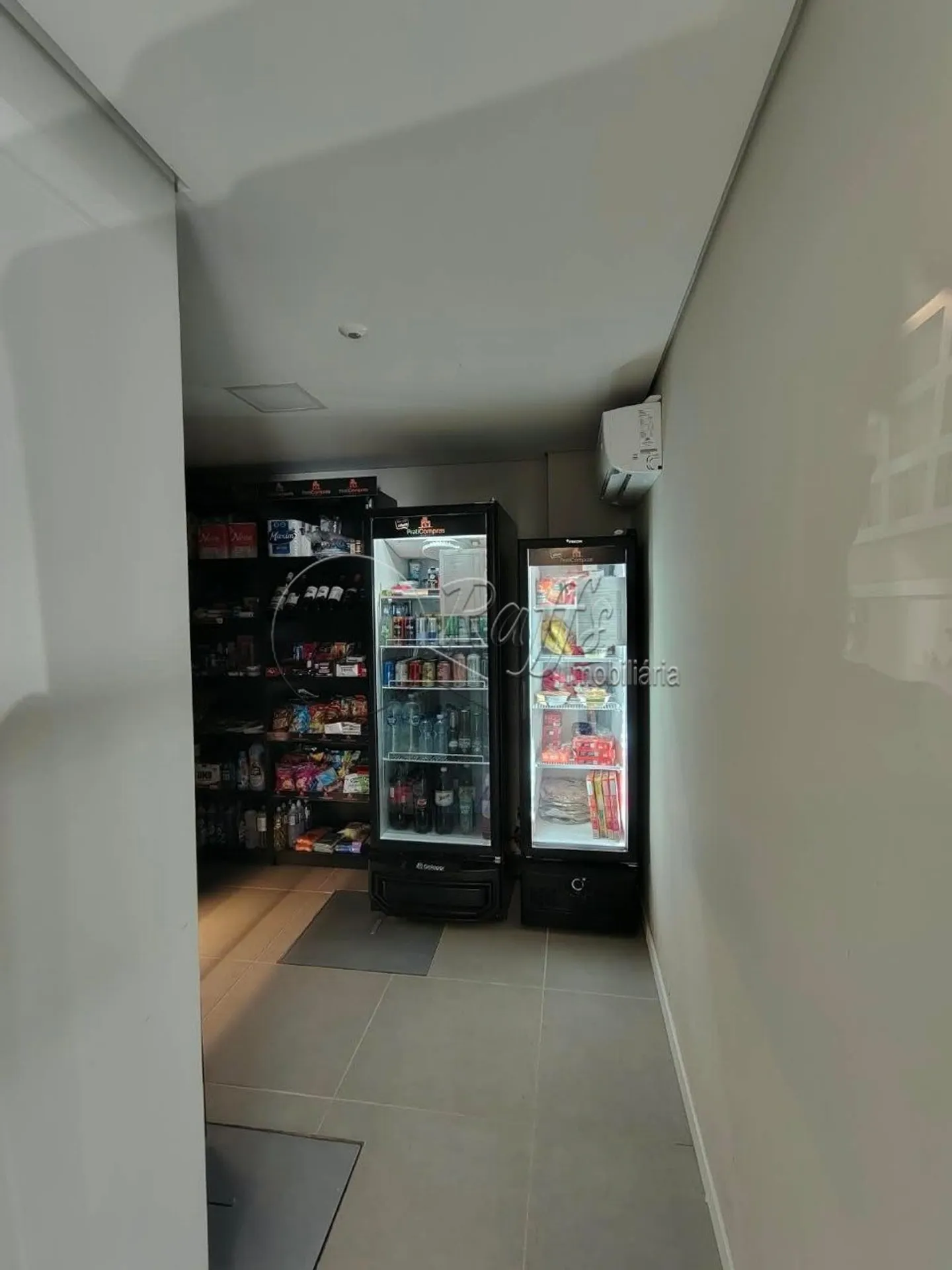 Furnished 20 m² studio with 1 bedroom and glass shower — photo 4