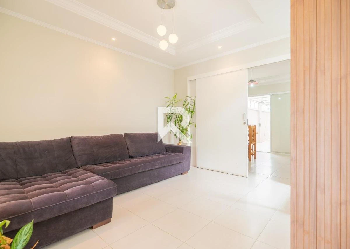 250 m² house with a walk-in closet and a bathtub — photo 35