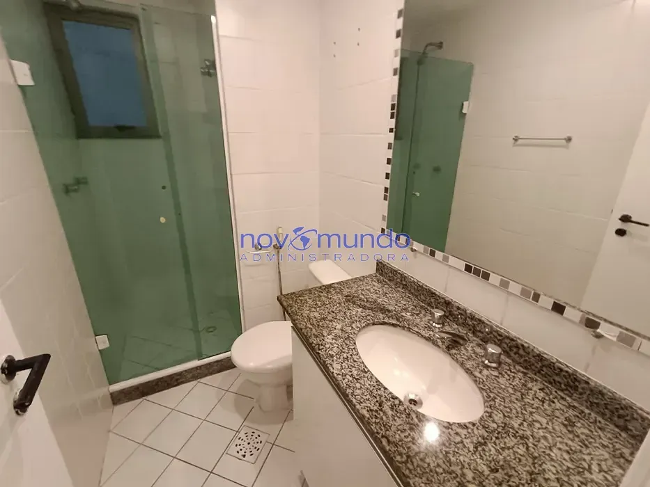 Wood or laminate floors in a 3-bedroom apartment, 105 m² — photo 5
