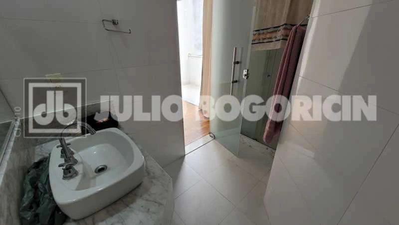 3-bedroom apartment with a suite and a balcony — photo 21
