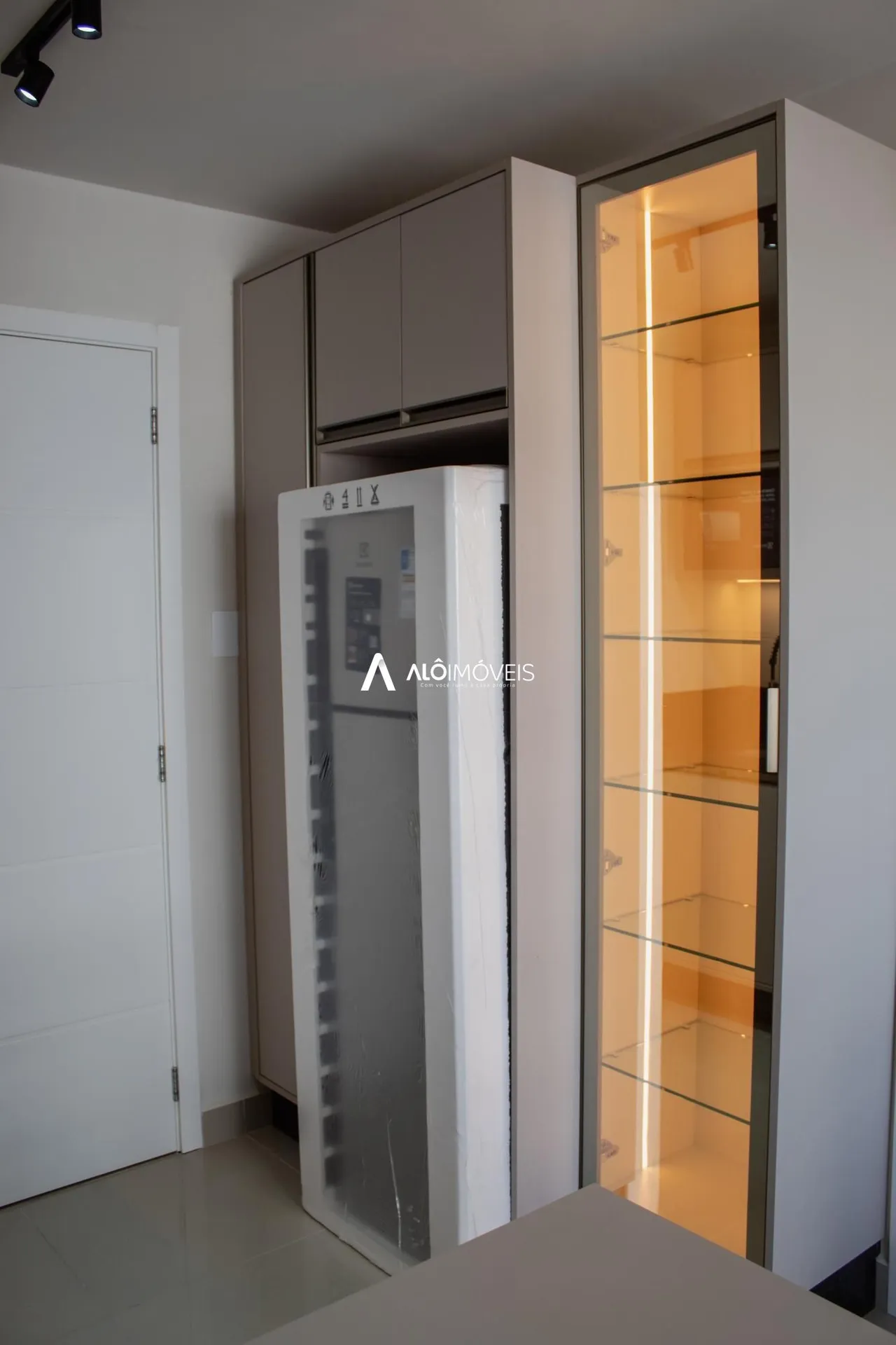 Furnished 1-bedroom apartment with open-plan kitchen — photo 16