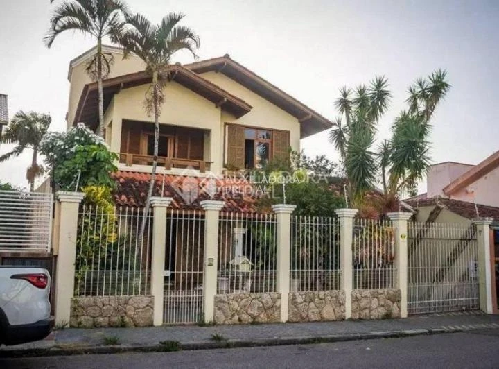 House with 5 bedrooms, 2 en-suite and 4 parking spots, 340 m²