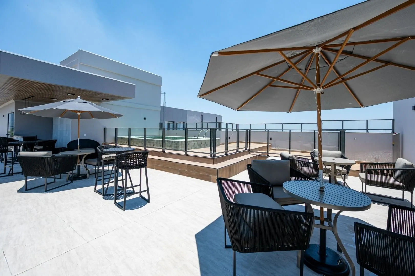 Furnished 30 m² apartment with glass balcony — photo 32