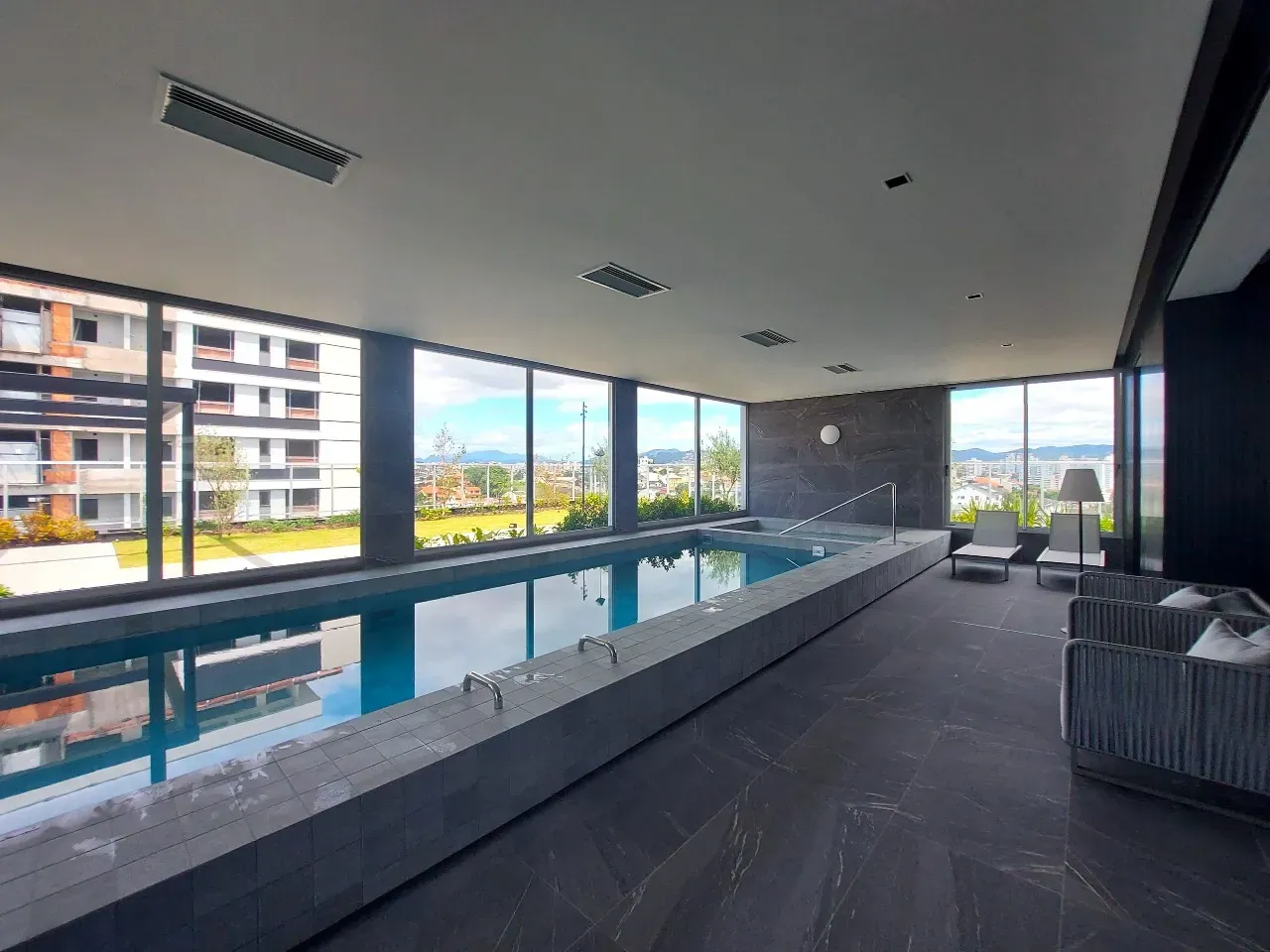 Apartamento de 3 suites con jardín privado y 2 plazas — photo 5