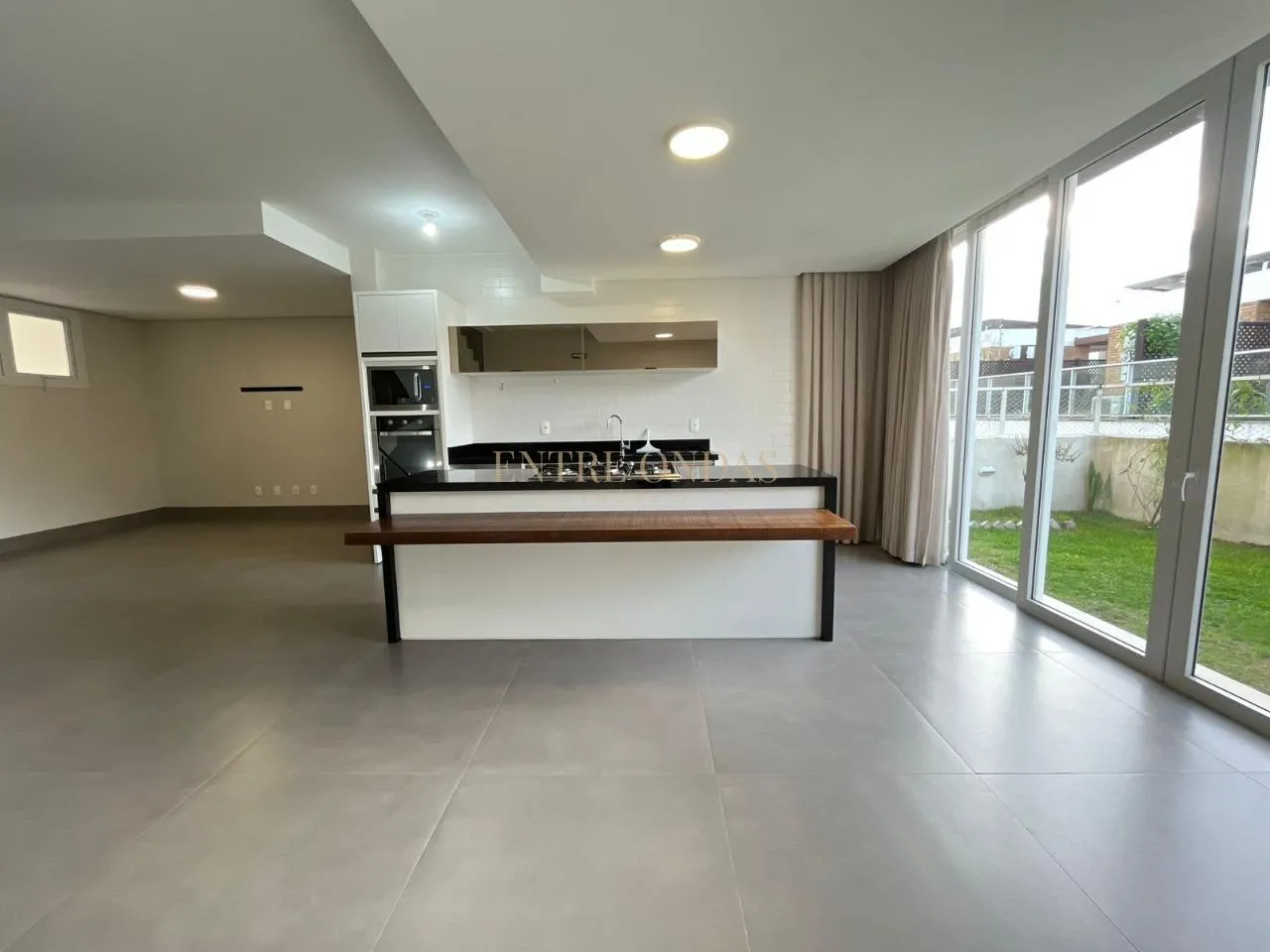 Water view in a 4-bedroom house, 263 m² — photo 21