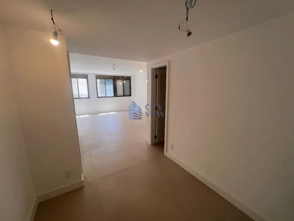 4-bedroom apartment with 5 bathrooms and a balcony — photo 9