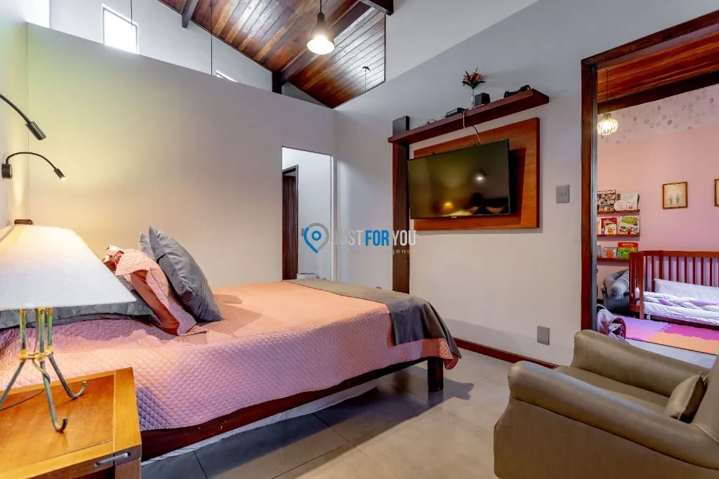 7-bedroom house with a bathtub — photo 47