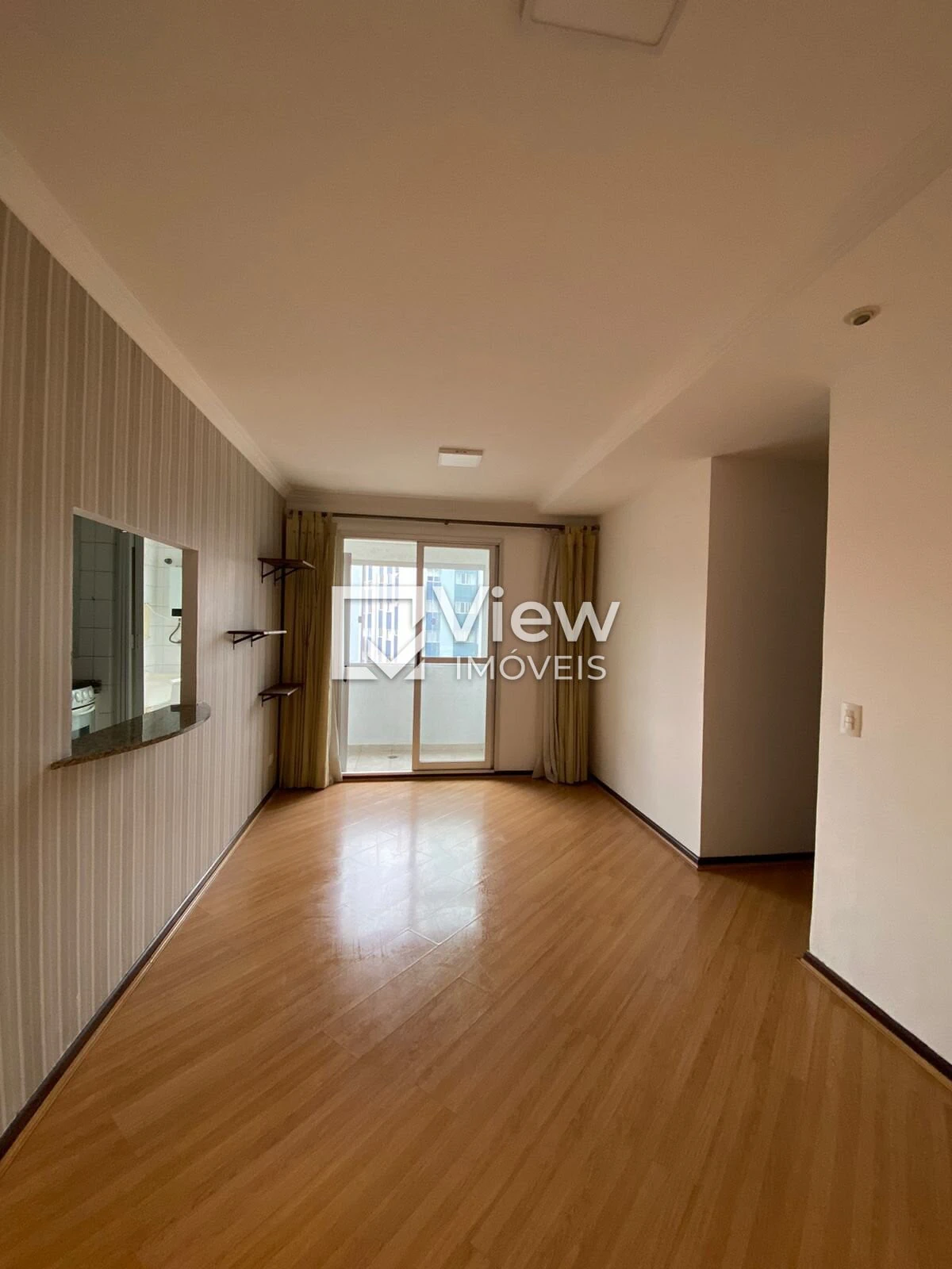 3-bedroom apartment with wood or laminate floors