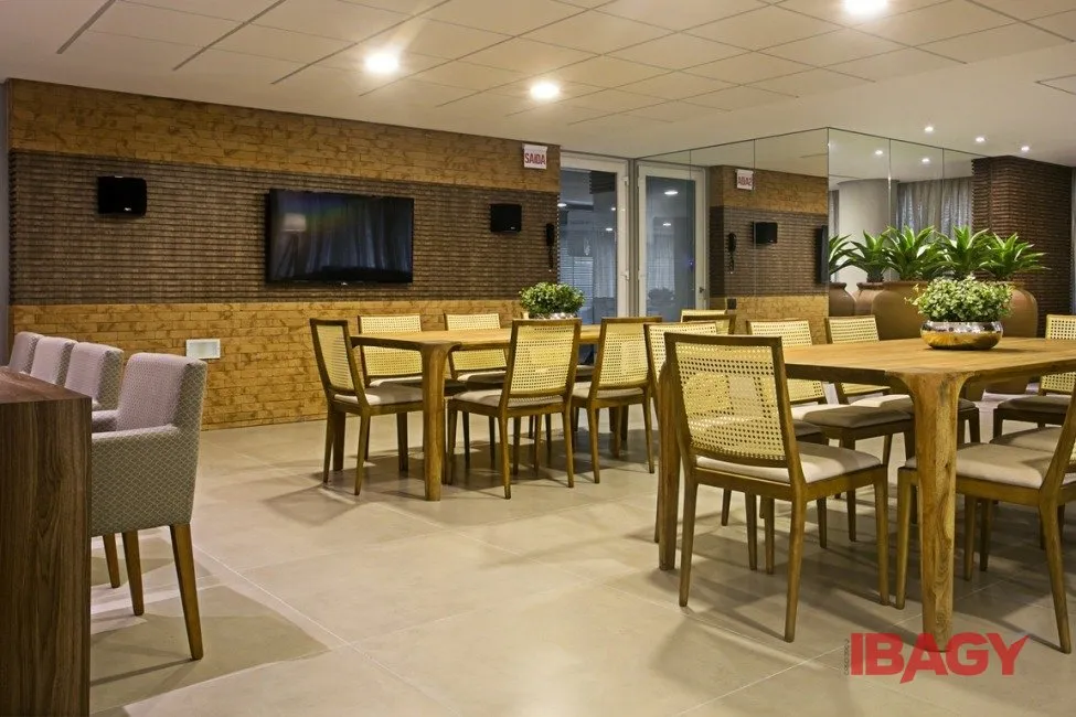 Furnished 2-suite apartment with enclosed balcony — photo 49