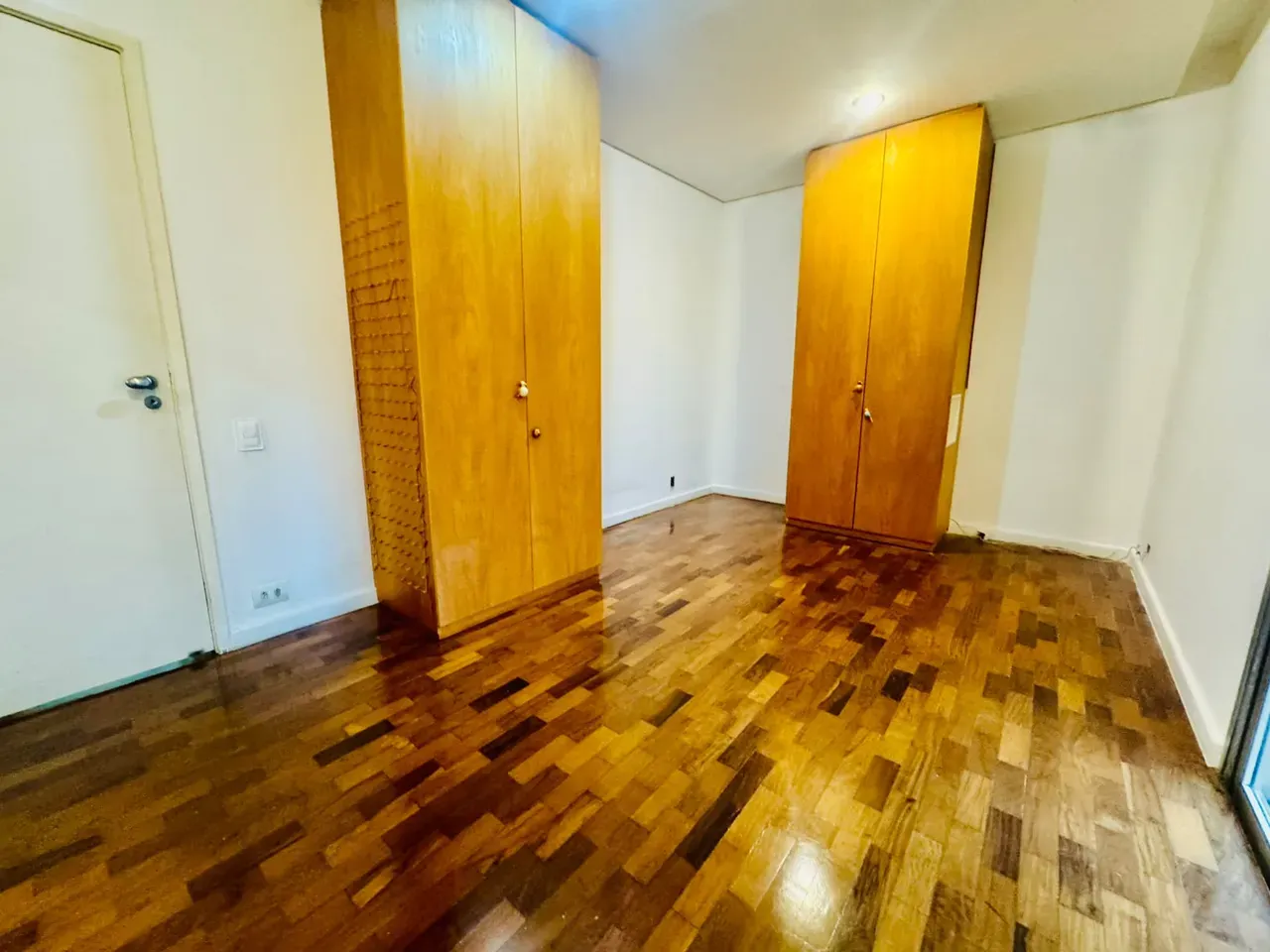 4-bedroom apartment with wood or laminate floors — photo 27