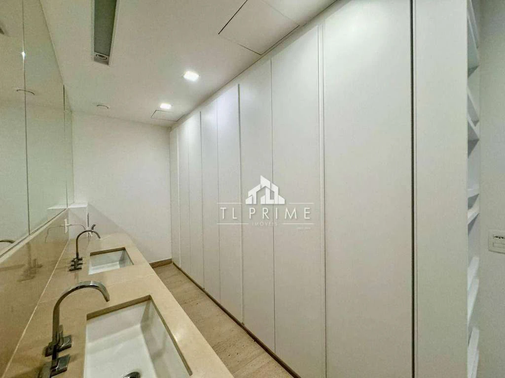 Furnished 1-bedroom apartment with an enclosed balcony — photo 29