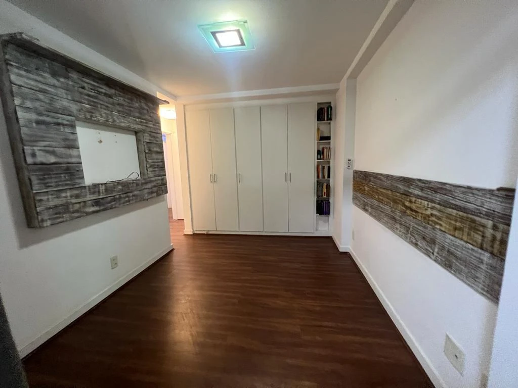 Apartment with 4 bedrooms and a glassed-in balcony — photo 18