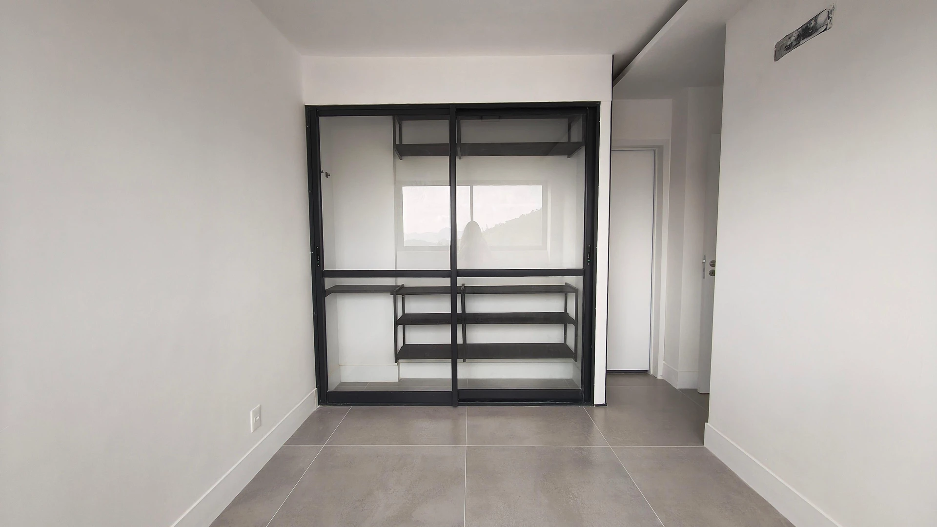 Unfurnished apartment with 2 bedrooms and open-plan kitchen — photo 4