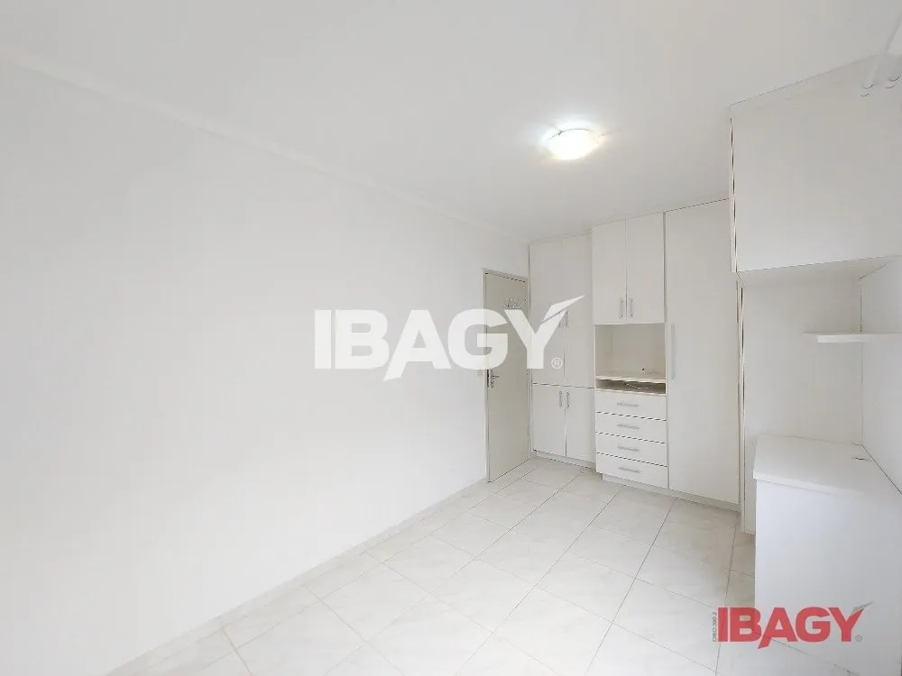 Apartamento com 2 dormitórios e cozinha com fogão a gás — photo 20