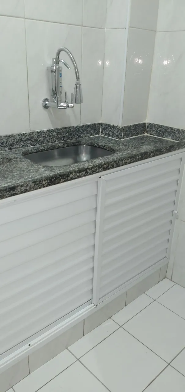 Unfurnished 1-bedroom apartment with elevator and glass shower — photo 2