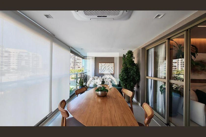 4-bedroom apartment with a glass-enclosed balcony — photo 15