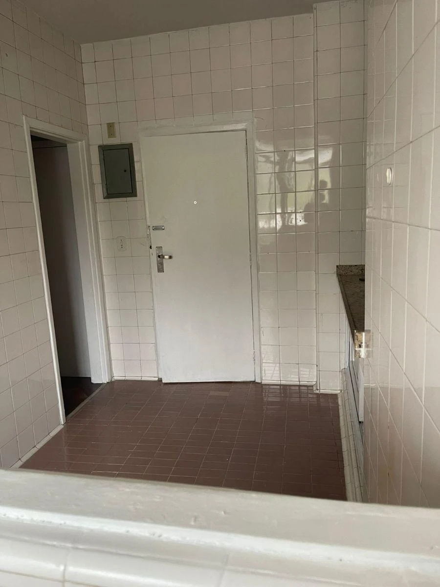 3-bedroom apartment with fitted kitchen cabinets — photo 12