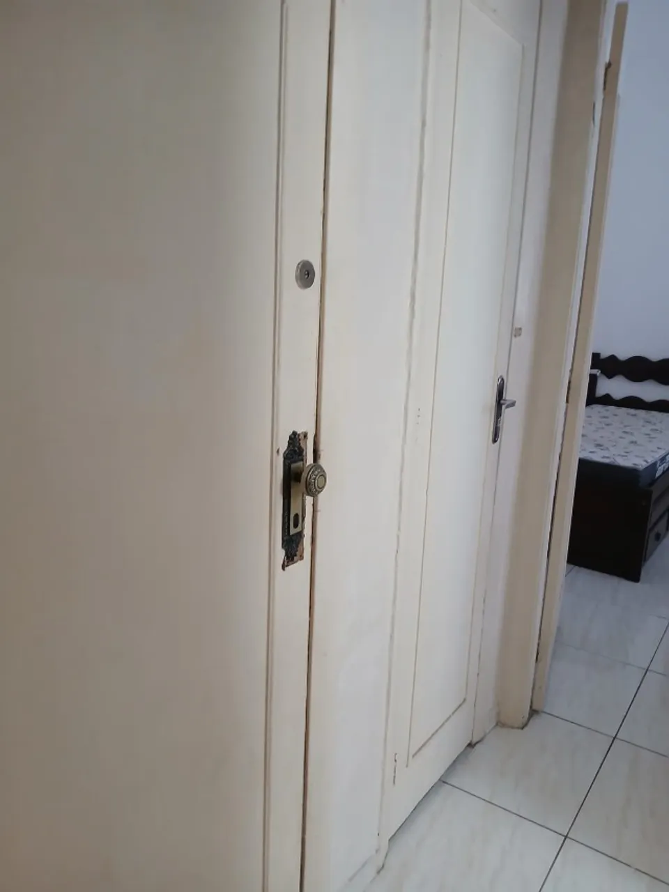 Furnished 1-bedroom apartment with a glass shower — photo 6