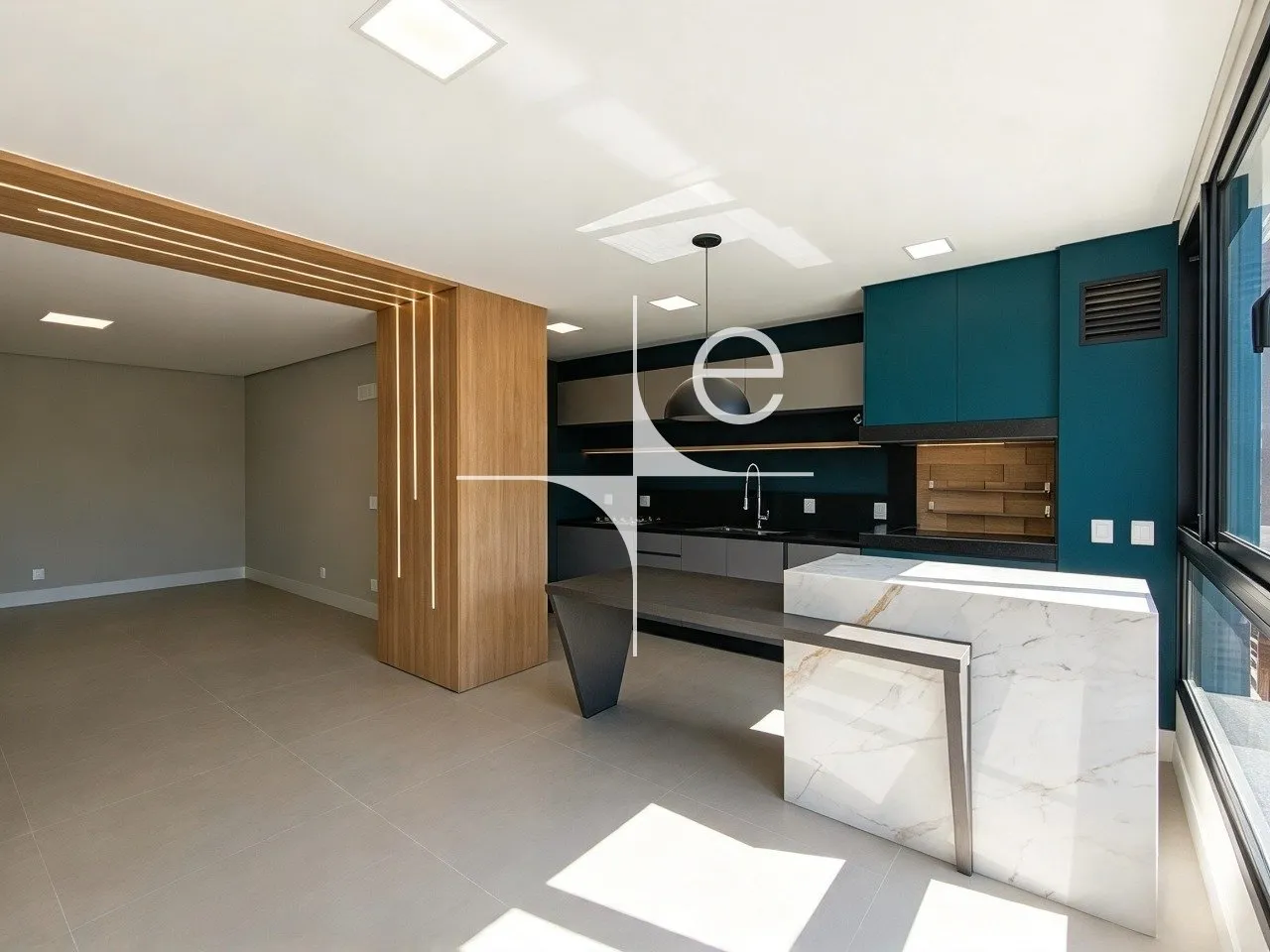 Glass-enclosed balcony in a 3-bedroom apartment, 150 m² — photo 8