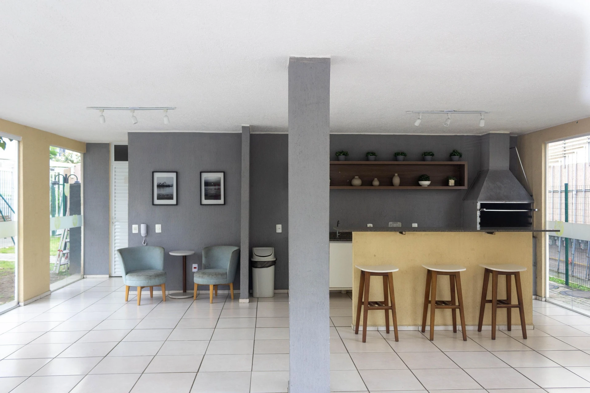 2-bedroom apartment in a building with a gym — photo 13