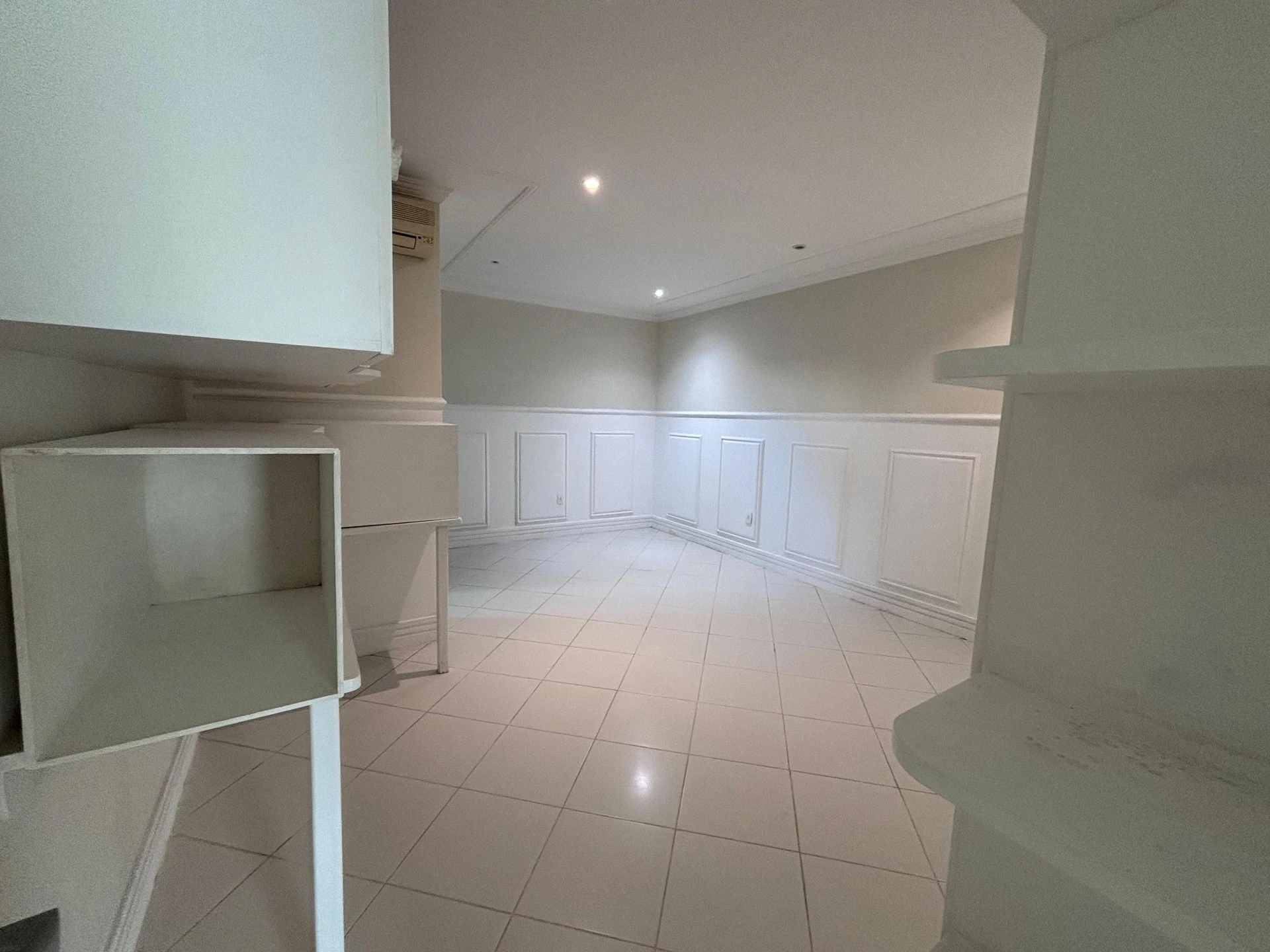Condo house with 6 bedrooms and a balcony grill — photo 33