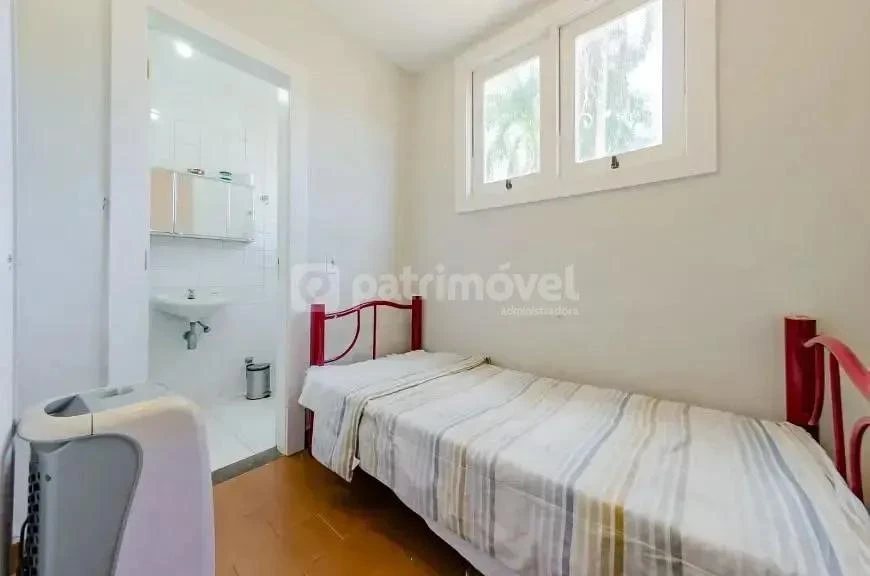 House with 6 bedrooms and 9 bathrooms, 5 parking spots