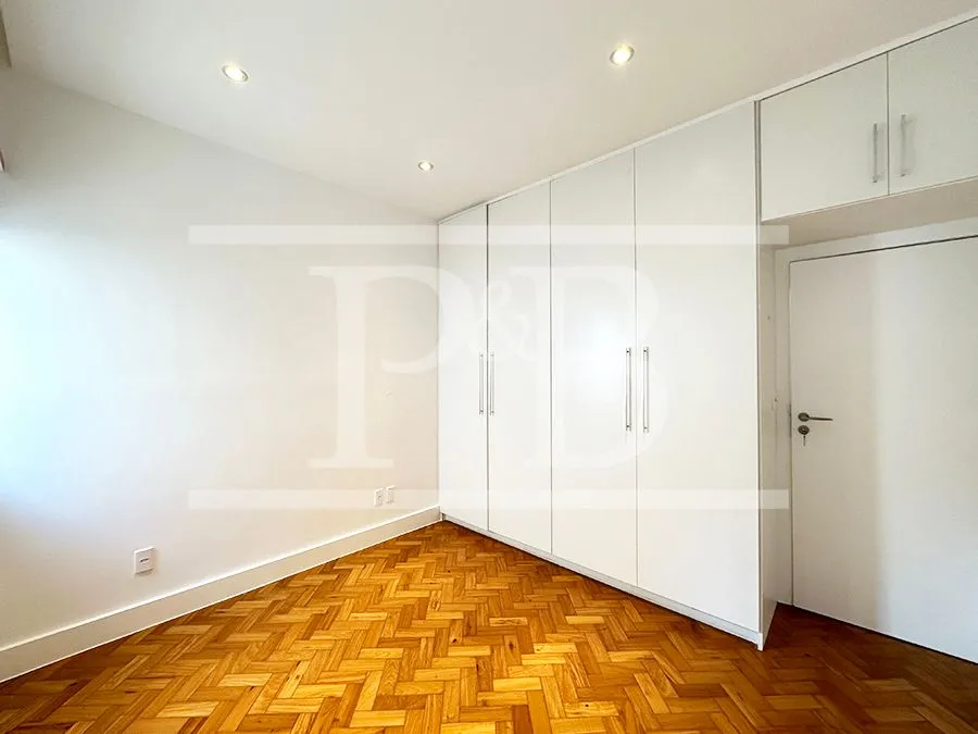 135 m² apartment with a home office and a bathtub — photo 17