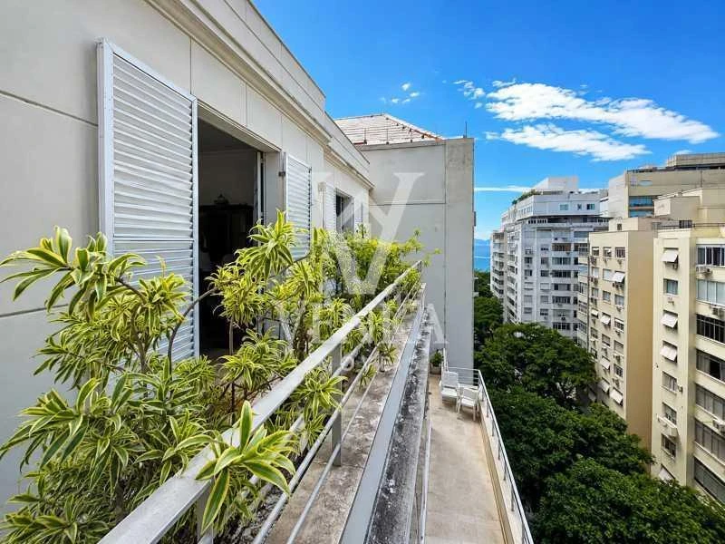Cobertura mobiliada de 210 m² com varanda