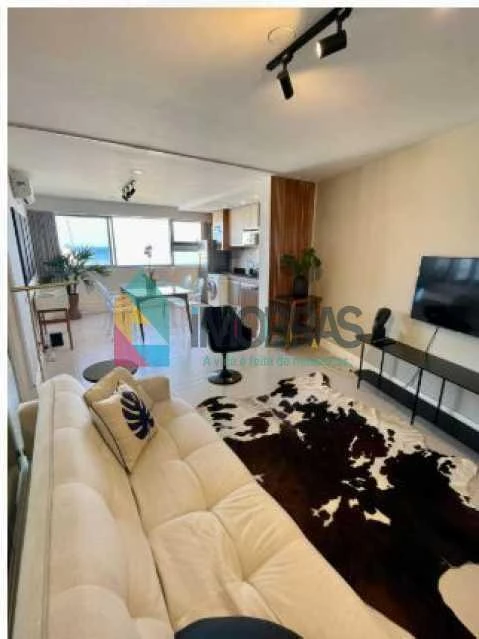 Floor-to-ceiling windows in a one-bedroom apartment, 50 m²