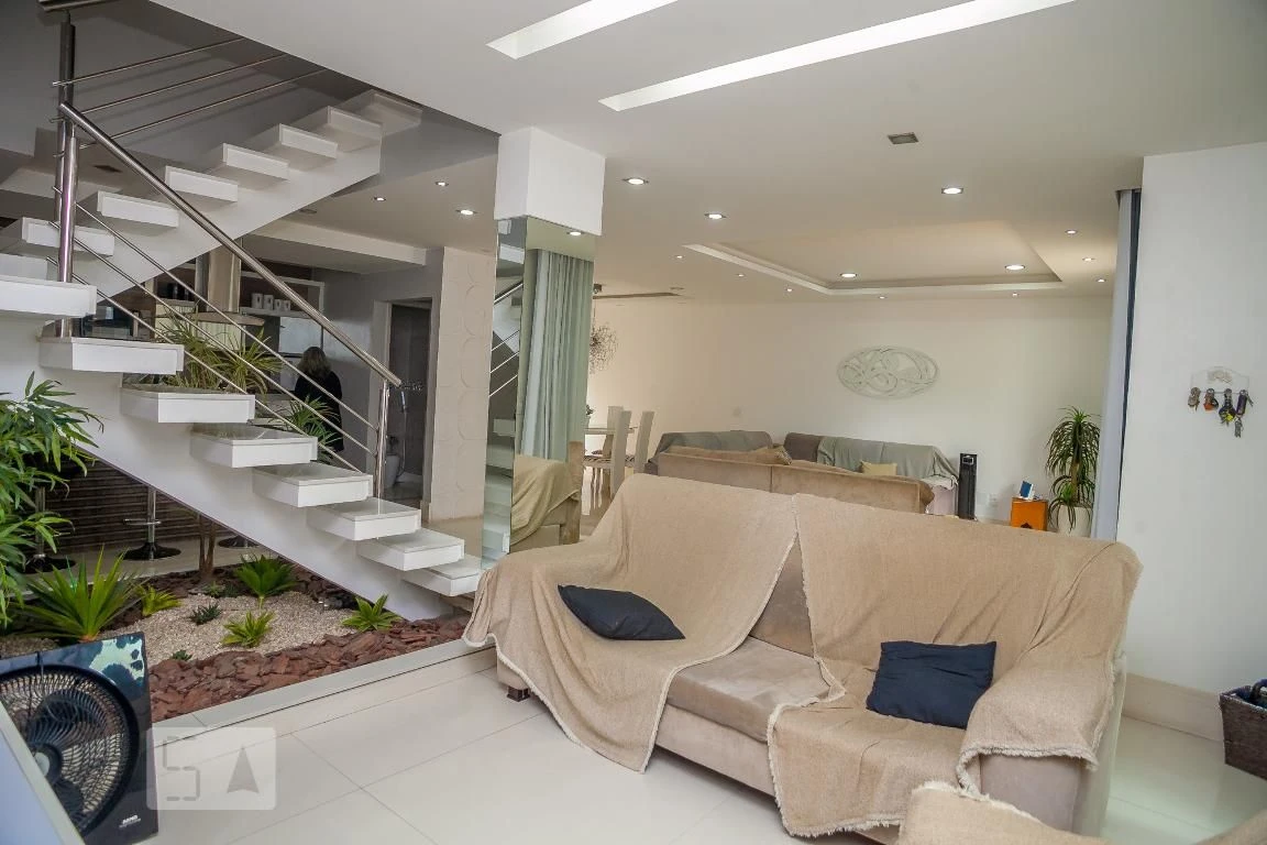 Власний басейн та 4 спальні: будинок 330 м² — photo 32